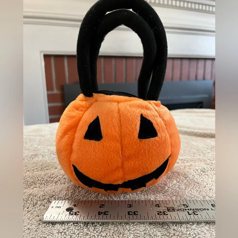 Pumpkin mini purse with zipper pocket. Halloween fun for‎ kids or grown ups!